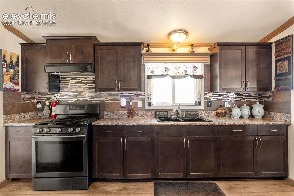 Image 6 of 41: Kitchen
