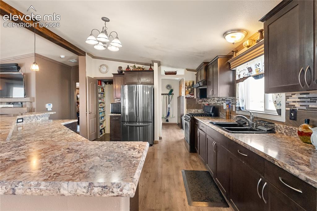 Image 9 of 41: Kitchen