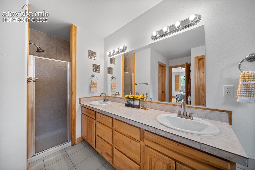 Image 15 of 39: Main level kitchen offers spacious countertops and stainless steel applianc