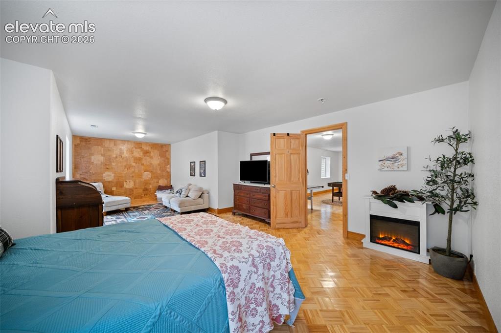 Image 22 of 39: Main level bedroom