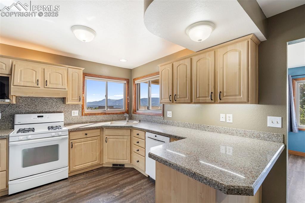 Image 10 of 50: Kitchen