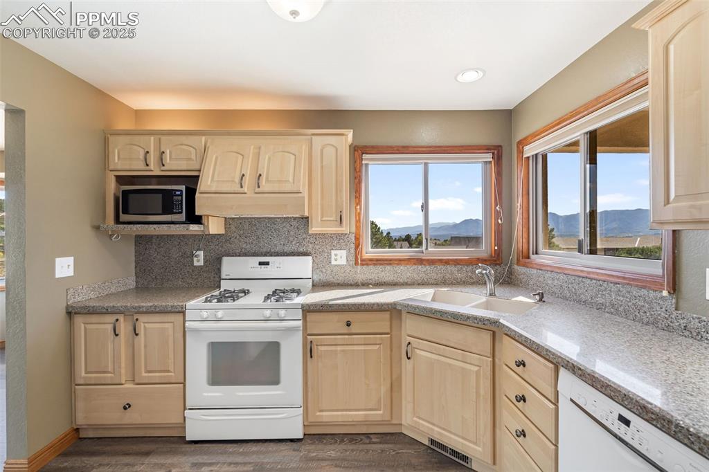 Image 11 of 50: Kitchen