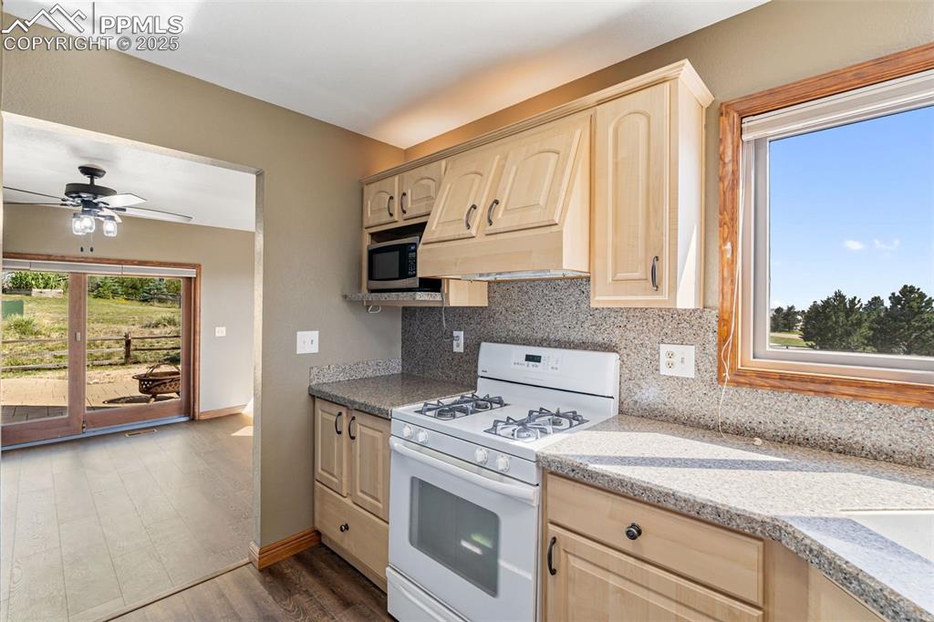 Image 14 of 50: Kitchen