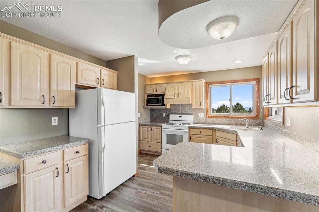 Image 15 of 50: Kitchen