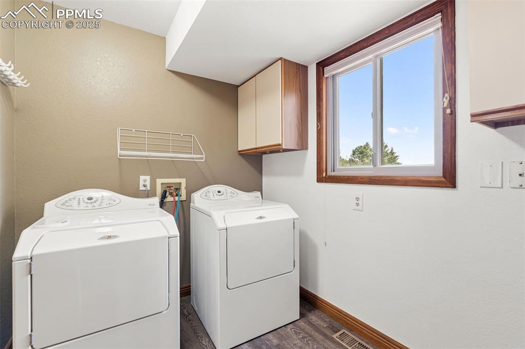 Image 20 of 50: Laundry