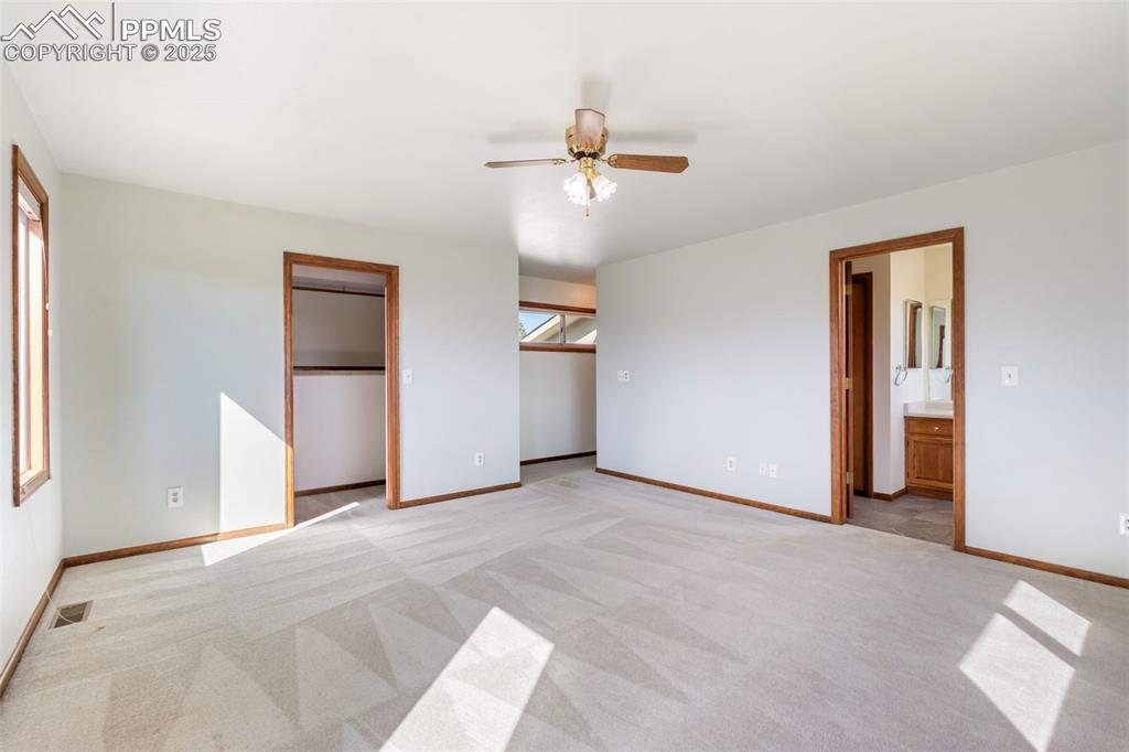 Image 33 of 50: Bedroom