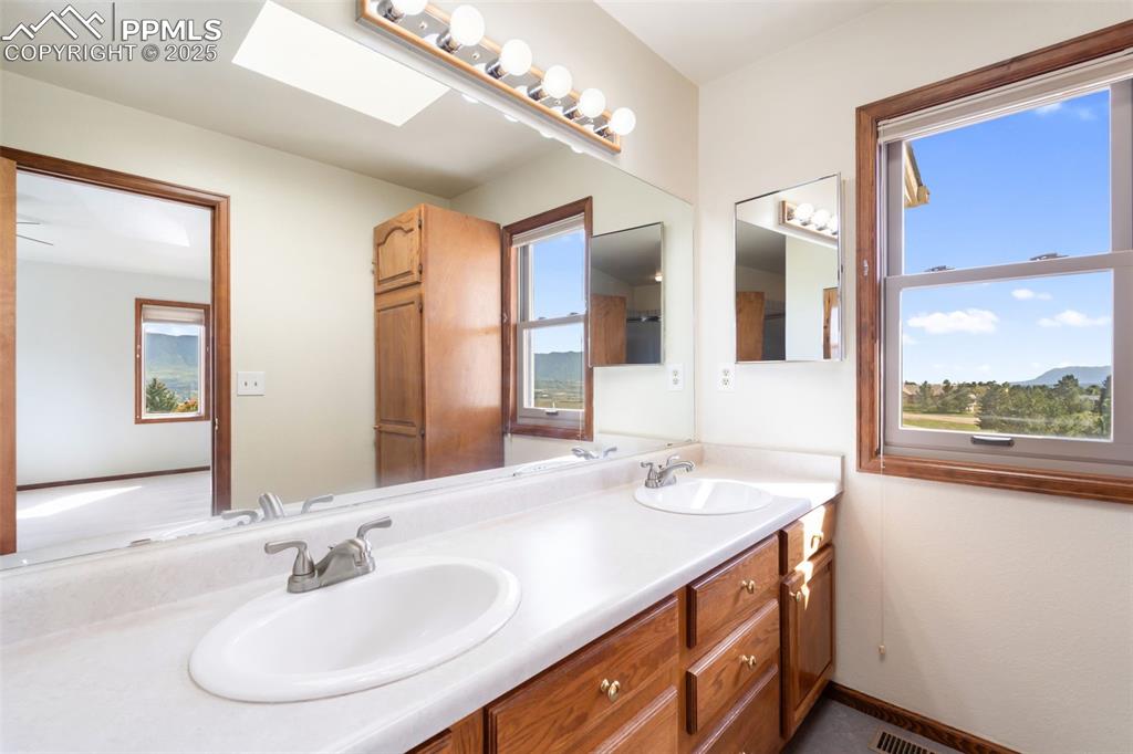 Image 34 of 50: Bathroom