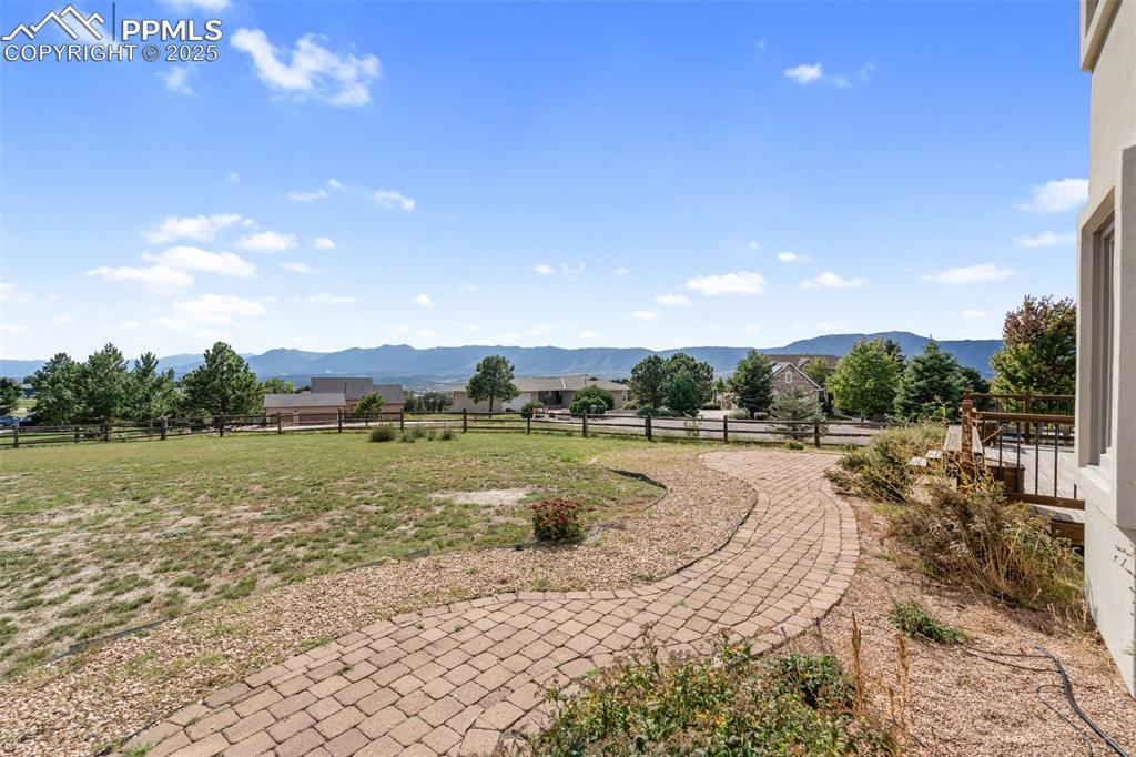 Image 37 of 50: Yard