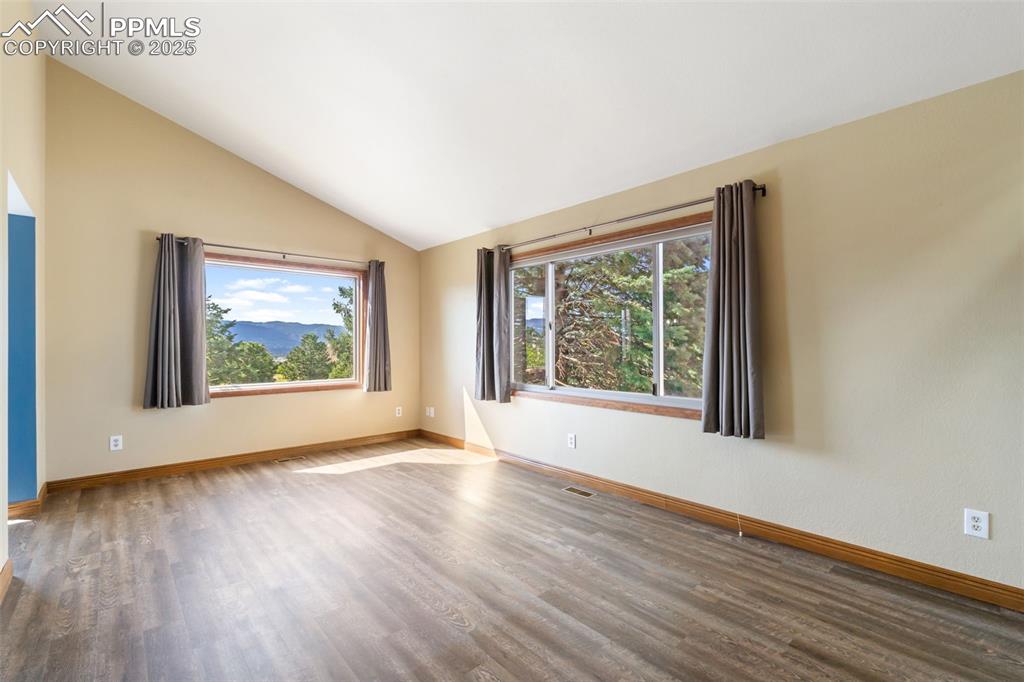 Image 4 of 50: Living Room