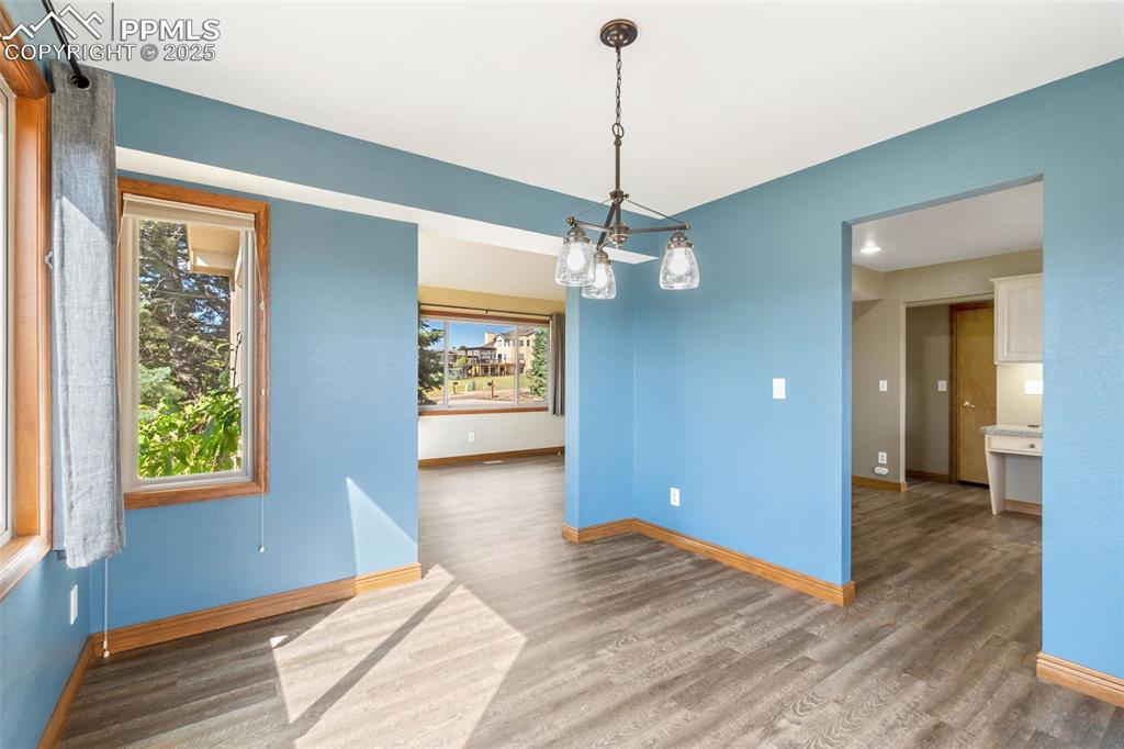 Image 7 of 50: Dining Area