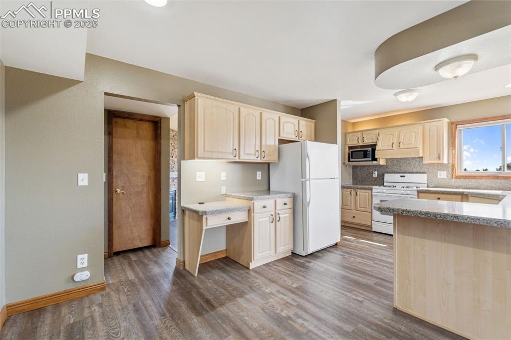 Image 8 of 50: Kitchen