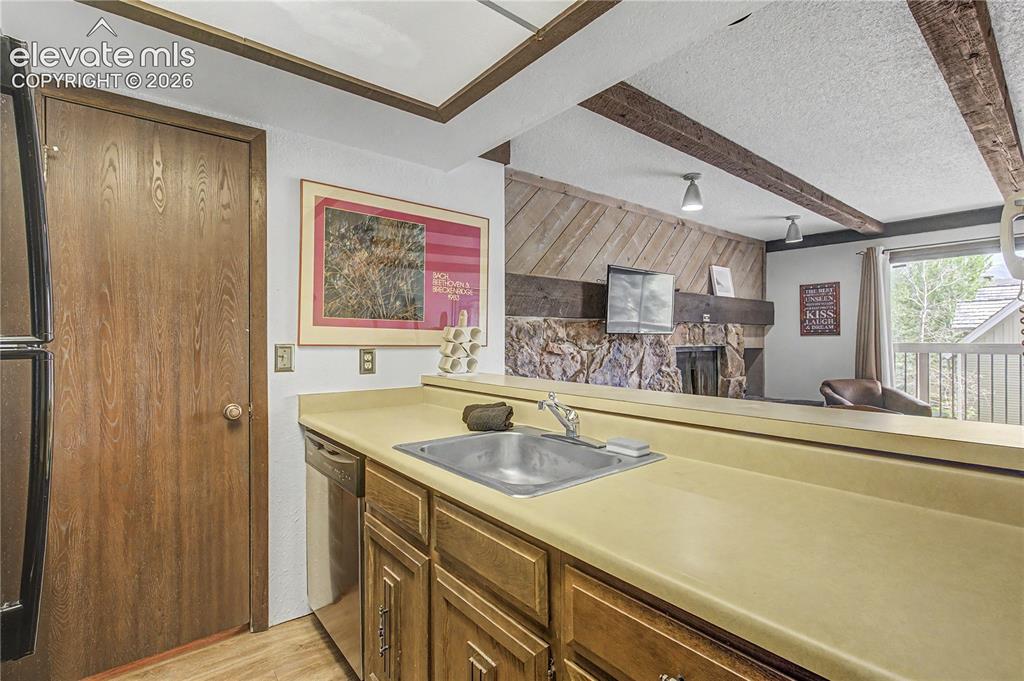 Image 10 of 35: Kitchen