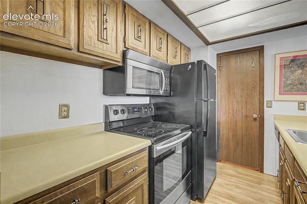 Image 4 of 35: Kitchen