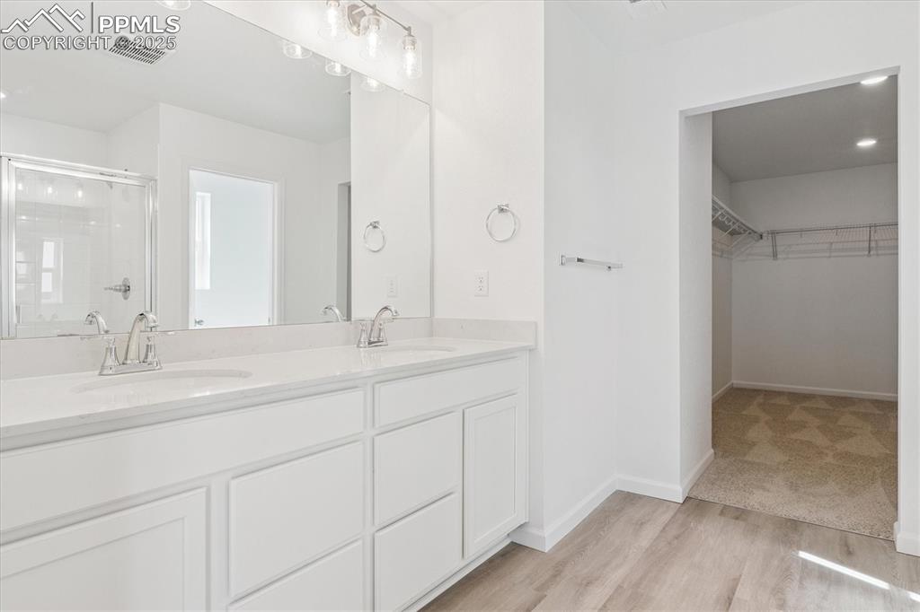 Image 18 of 21: Bathroom