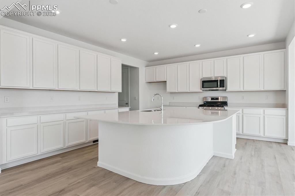 Image 7 of 21: Kitchen