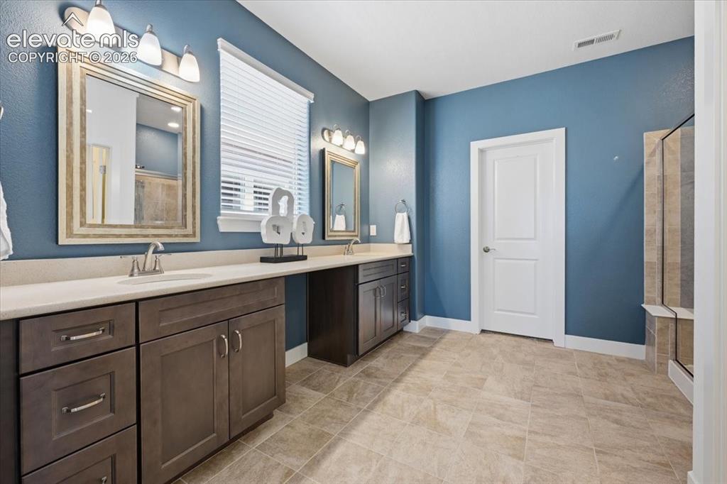 Image 18 of 38: Bathroom
