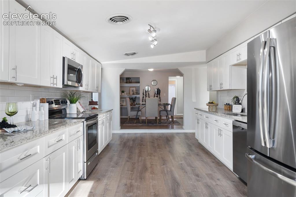 Image 4 of 21: Kitchen