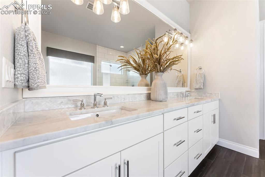 Image 21 of 50: Dual undermount vanities and full length wall mirror