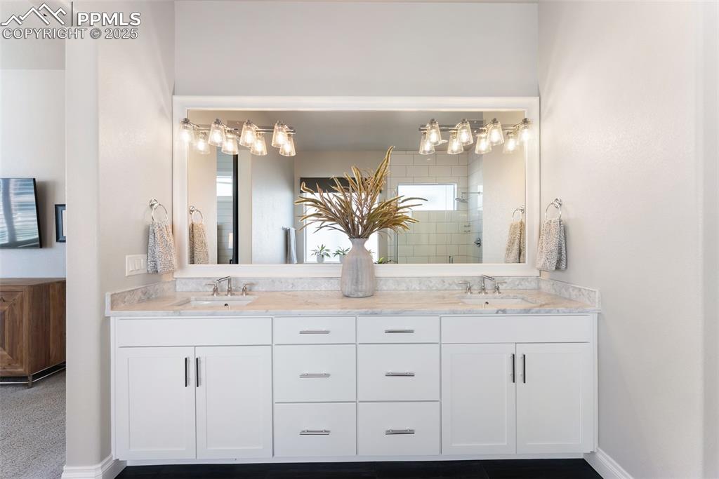 Image 22 of 50: Bathroom