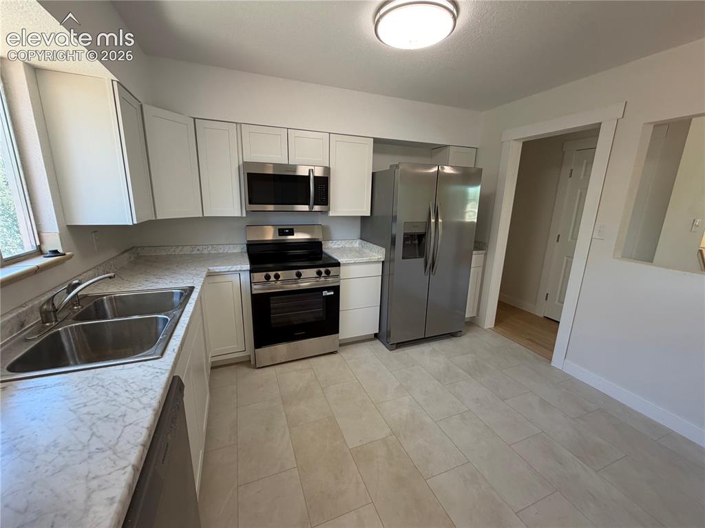 Image 9 of 27: Kitchen