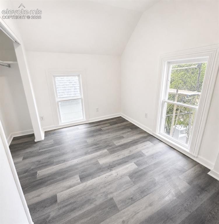 Image 4 of 9: Bedroom