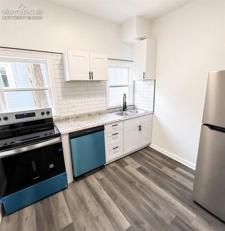 Image 6 of 9: Kitchen