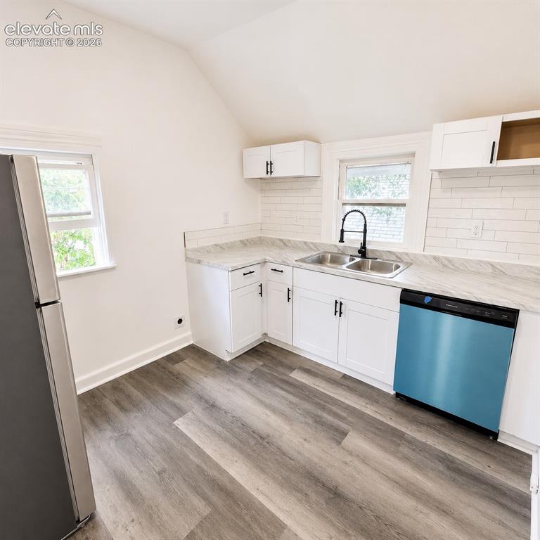 Image 8 of 9: Kitchen