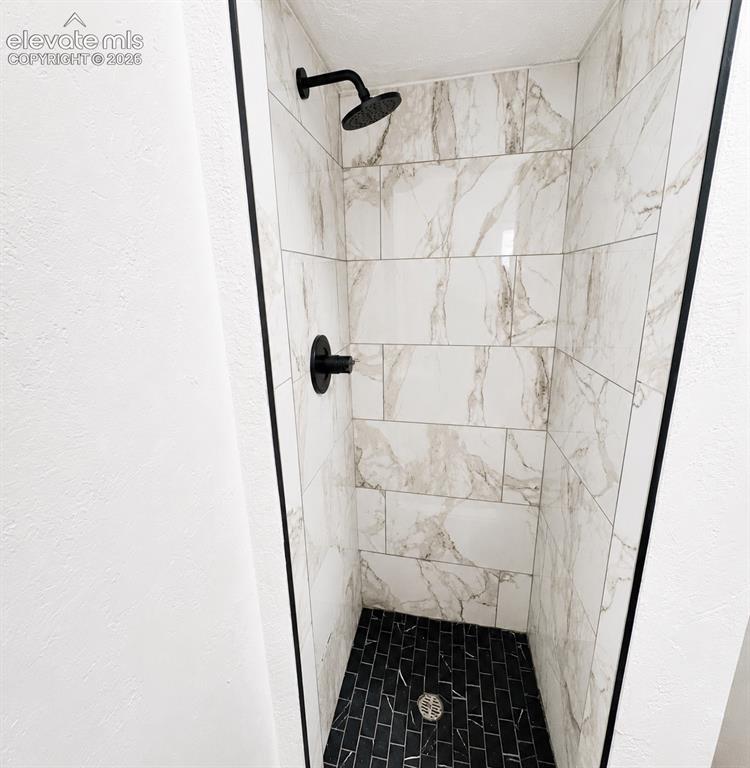 Image 9 of 9: Bathroom