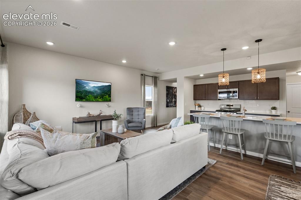 Image 7 of 20: *photo of previous model home of the same floorplan*
