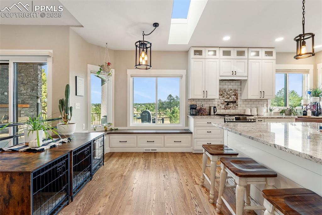 Image 10 of 50: Kitchen