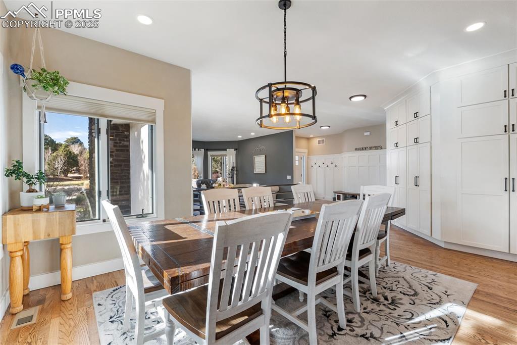 Image 12 of 50: Dining Area