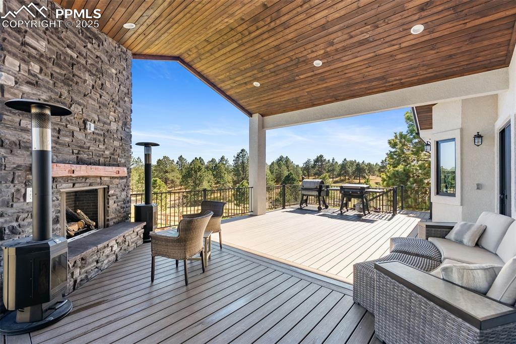 Image 16 of 50: Deck