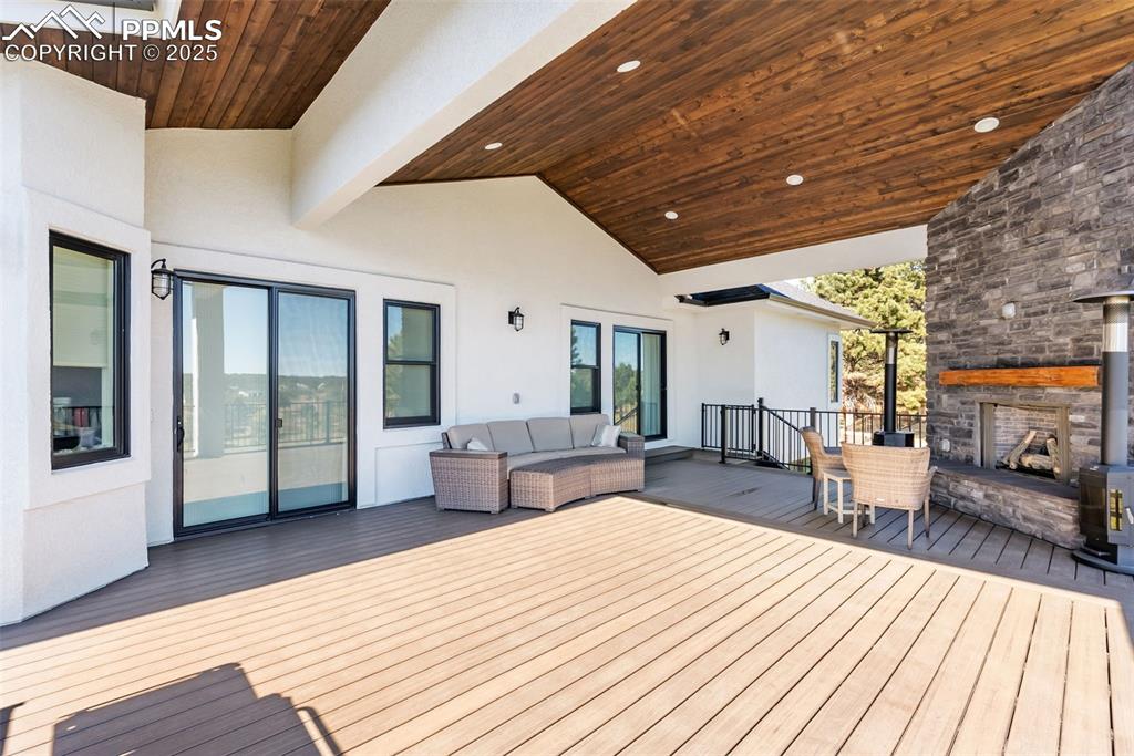 Image 17 of 50: Deck