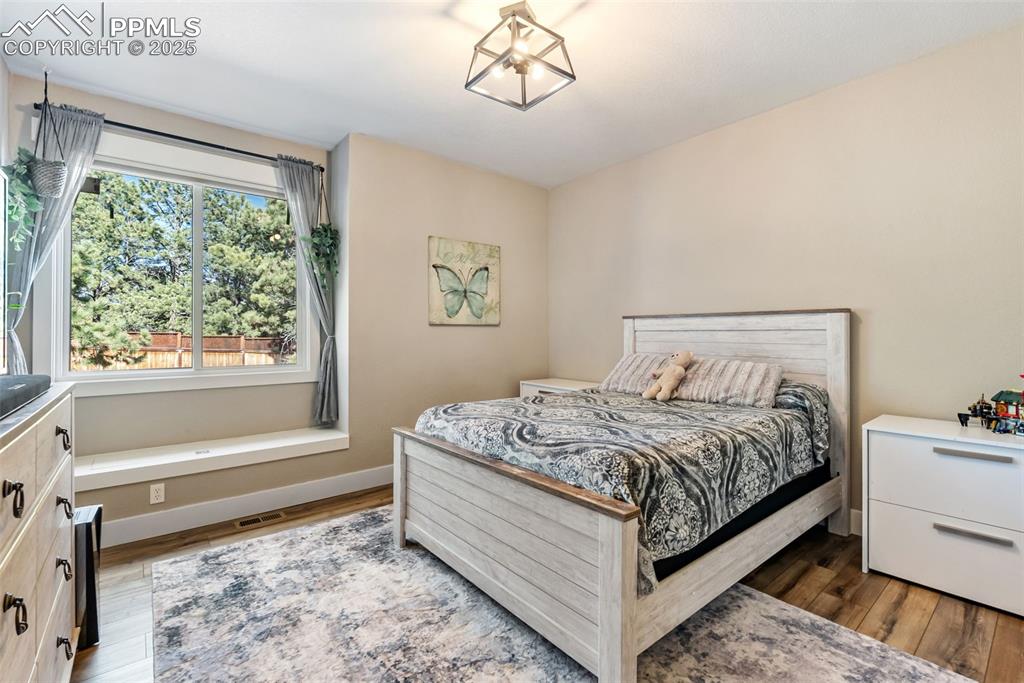 Image 23 of 50: Bedroom