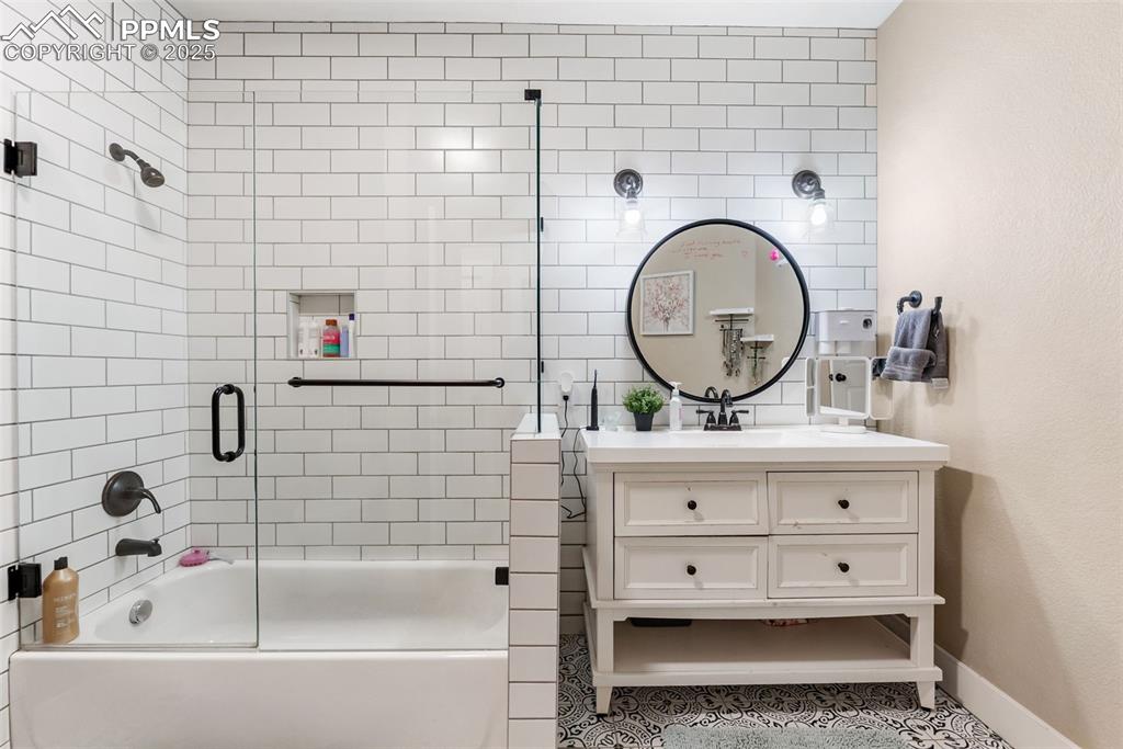 Image 24 of 50: Bathroom