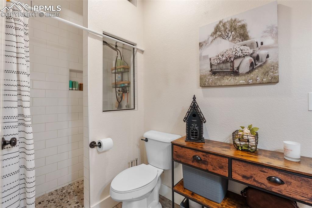 Image 26 of 50: Bathroom