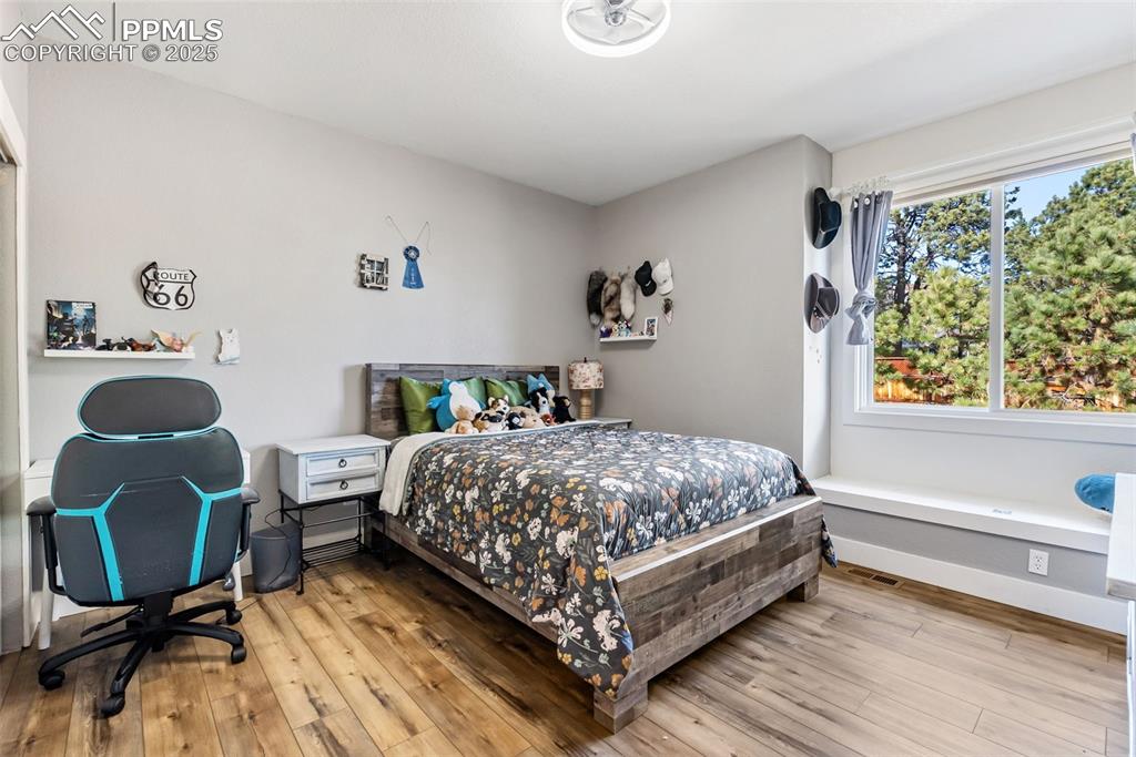 Image 27 of 50: Bedroom