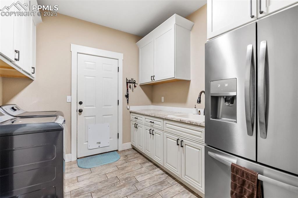 Image 28 of 50: Laundry