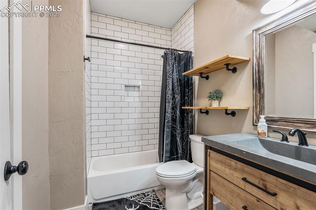 Image 42 of 50: Bathroom