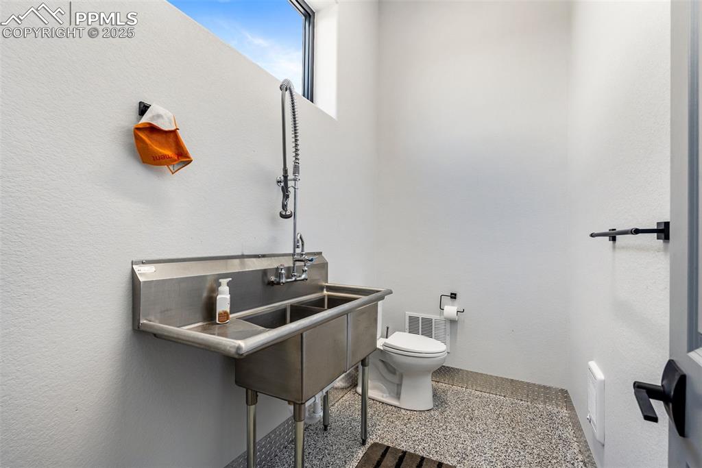 Image 46 of 50: Garage