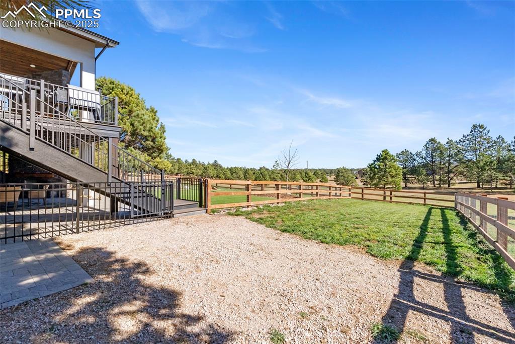 Image 49 of 50: Yard