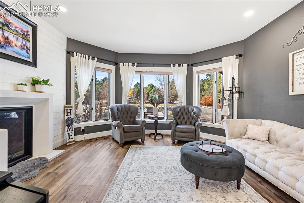 Image 7 of 50: Living Room