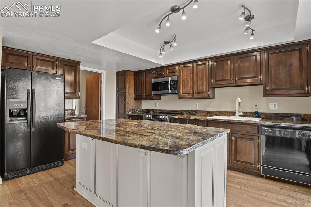 Image 10 of 35: Kitchen