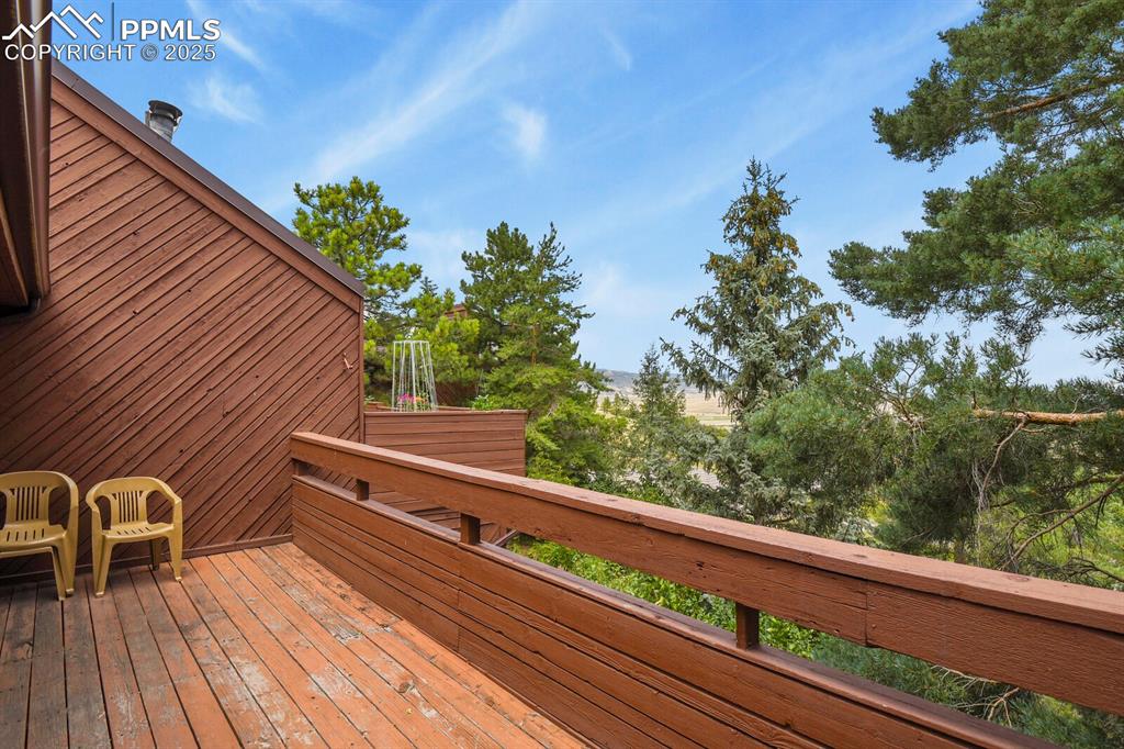 Image 15 of 35: Deck