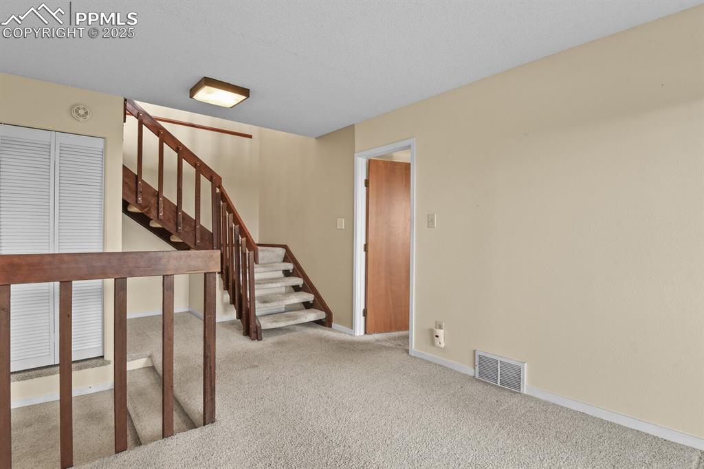 Image 19 of 35: Bonus space between the two bedrooms.