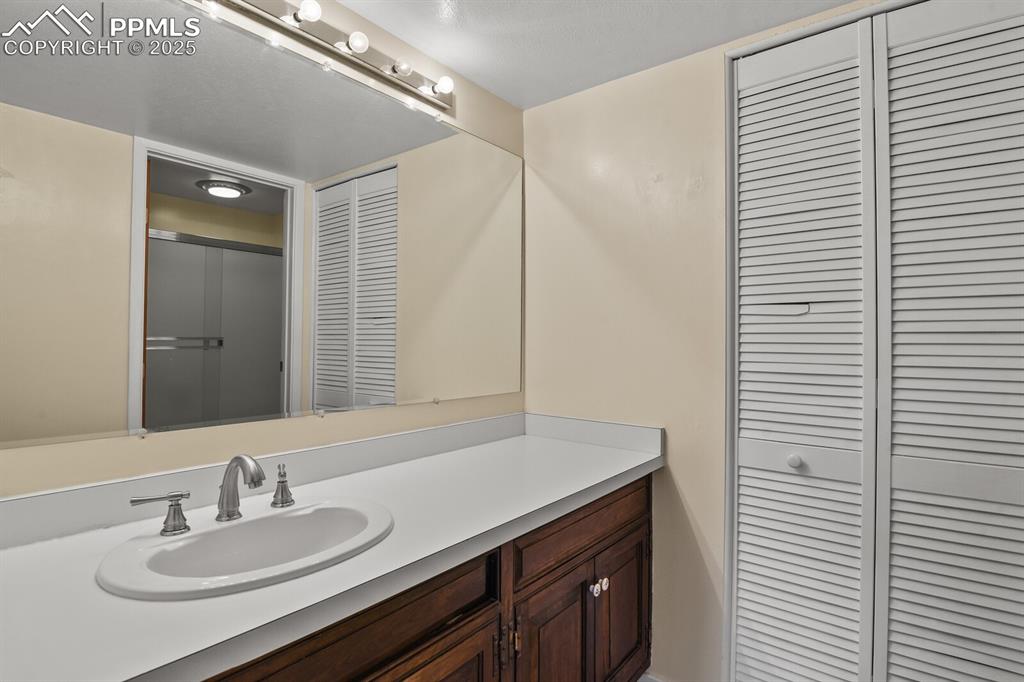 Image 26 of 35: 2nd bedroom private bath
