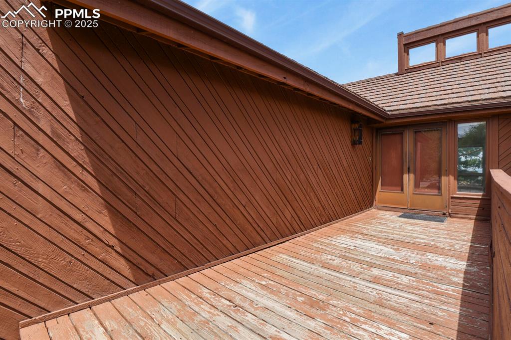 Image 3 of 35: Deck