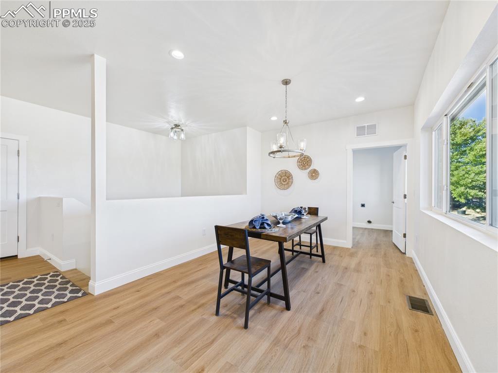 Image 16 of 39: Dining Area