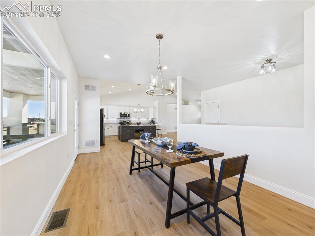 Image 17 of 39: Dining Area