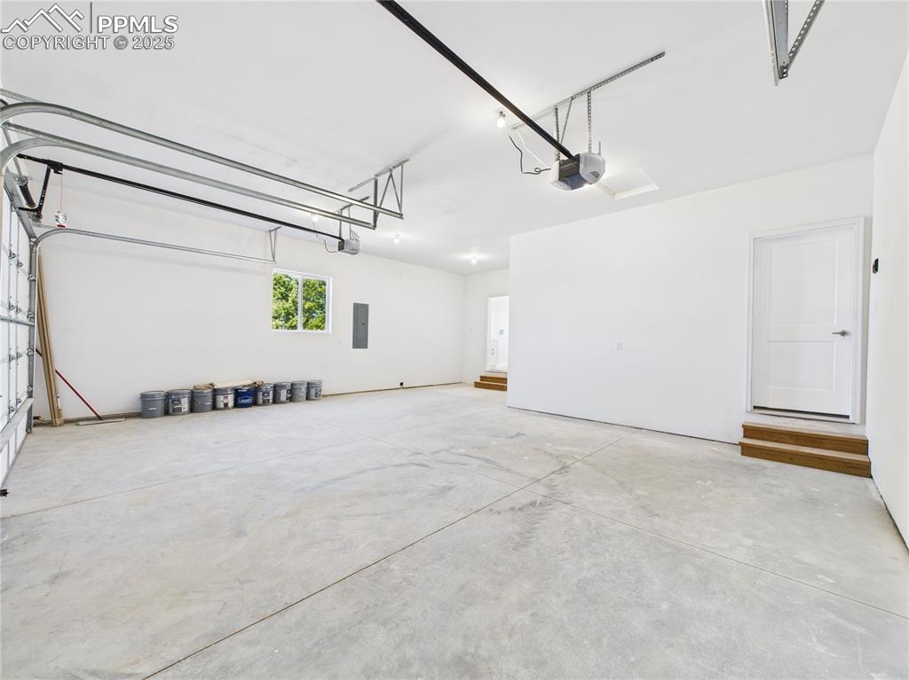 Image 19 of 39: Garage